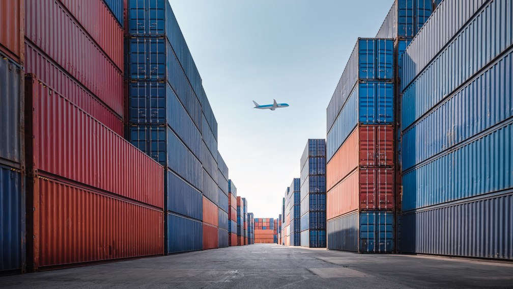 Mehrere Container und Flugzeug