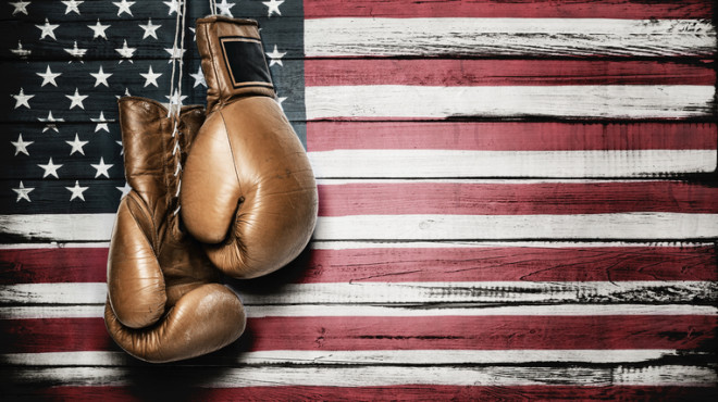 Drapeau américain et paire de gants de boxe suspendus devant