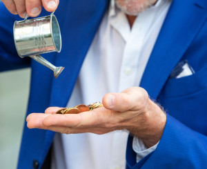 Giesskanne mit Geld