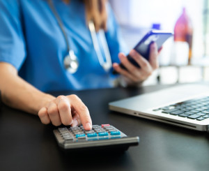 Krankenschwester mit Taschenrechner